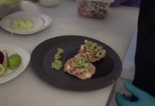 Tostadas de ceviche de camarón con patitas de cerdo encurtidas