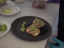 Tostadas de ceviche de camarón con patitas de cerdo encurtidas