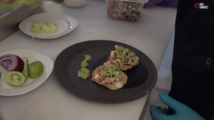 Tostadas de ceviche de camarón con patitas de cerdo encurtidas
