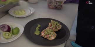 Tostadas de ceviche de camarón con patitas de cerdo encurtidas